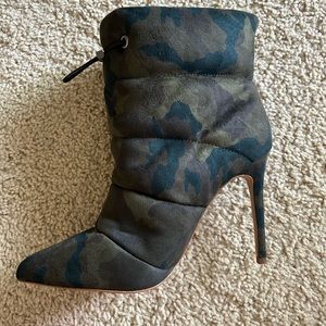 Unworn Jessica Simpson Size 8 4inch Booties
